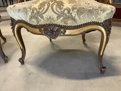 Paire de fauteuils Louis XV en noyer sculpté et doré, vers 1900