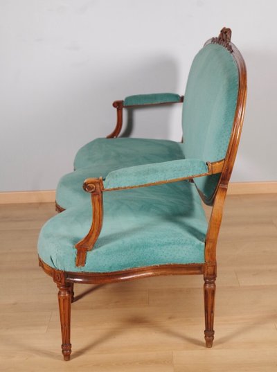 Sofa im Stil Louis XVI., gestempelt Geny, aus geschnitztem Nussbaumholz, um 1780
