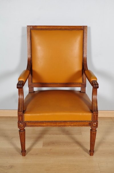 Paire de fauteuils Louis XVI en acajou sculpté, vers 1900