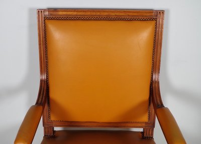 Paire de fauteuils Louis XVI en acajou sculpté, vers 1900