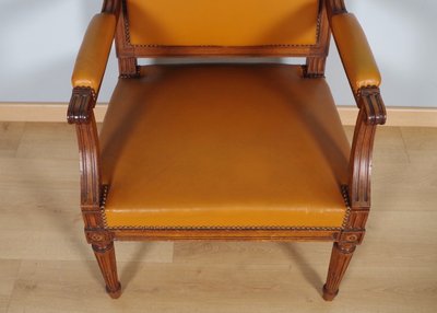 Paire de fauteuils Louis XVI en acajou sculpté, vers 1900