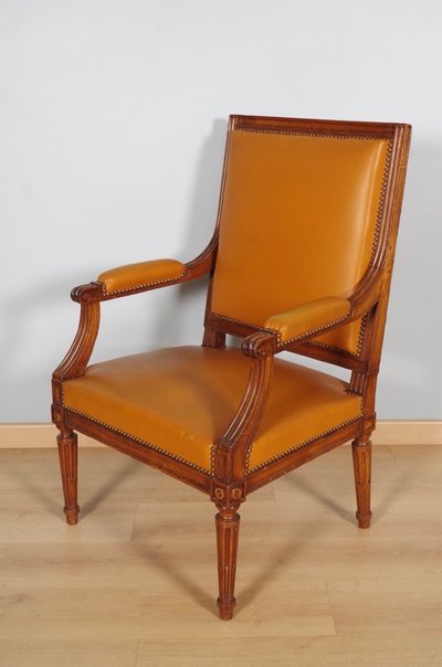 Paire de fauteuils Louis XVI en acajou sculpté, vers 1900