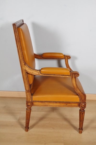 Paire de fauteuils Louis XVI en acajou sculpté, vers 1900