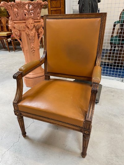 Paire de fauteuils Louis XVI en acajou sculpté, vers 1900
