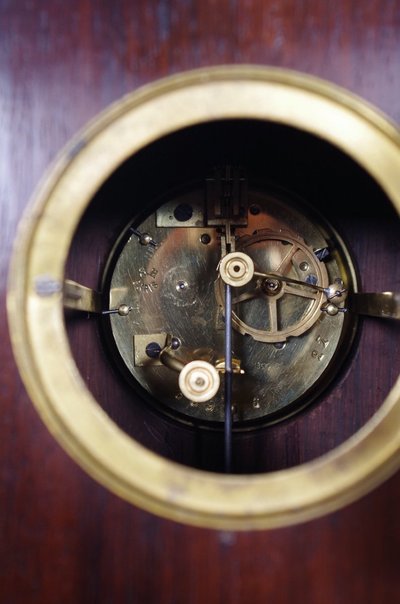 Pendule Transition en acajou marqueté et bronze doré – vers 1880