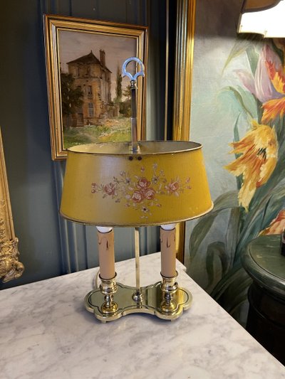 Bronze bouillotte lamp with floral decoration, Height 43 cm