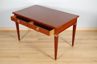 Flacher Schreibtisch im Louis-XVI-Stil aus Mahagoni und Amboina-Maserholz