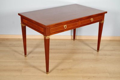 Flacher Schreibtisch im Louis-XVI-Stil aus Mahagoni und Amboina-Maserholz