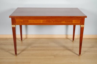 Flacher Schreibtisch im Louis-XVI-Stil aus Mahagoni und Amboina-Maserholz