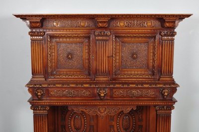 Renaissance-Schrank aus geschnitztem Nussbaumholz, im Stil von Krass, um 1930