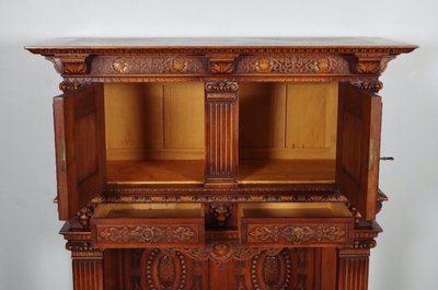 Renaissance-Schrank aus geschnitztem Nussbaumholz, im Stil von Krass, um 1930