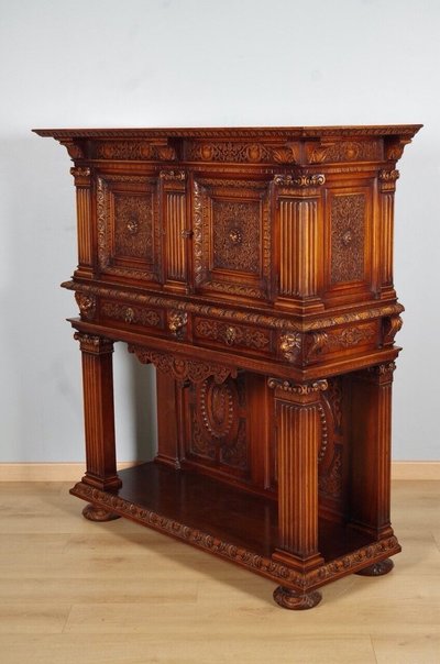 Renaissance-Schrank aus geschnitztem Nussbaumholz, im Stil von Krass, um 1930