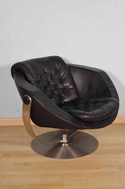Steen Østergaard – Ein Paar „Moon Chairs“ aus schwarzem Leder, Dänemark