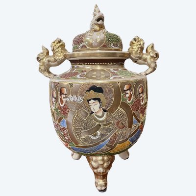 Satsuma-Räuchergefäß mit Motiven von Figuren und Hunden aus Fô, um 1900