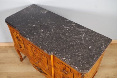 Commode maçonnique Transition en marqueterie de noyer, vers 1950
