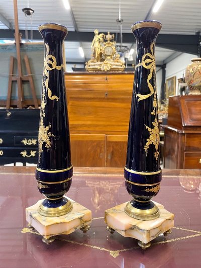 Ein Paar Louis-XVI-Einblumenvasen aus Porzellan und Marmor, um 1880