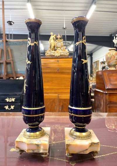 Ein Paar Louis-XVI-Einblumenvasen aus Porzellan und Marmor, um 1880