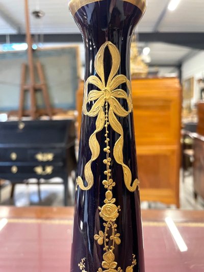 Ein Paar Louis-XVI-Einblumenvasen aus Porzellan und Marmor, um 1880