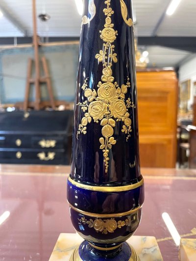 Ein Paar Louis-XVI-Einblumenvasen aus Porzellan und Marmor, um 1880