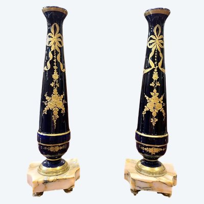 Ein Paar Louis-XVI-Einblumenvasen aus Porzellan und Marmor, um 1880
