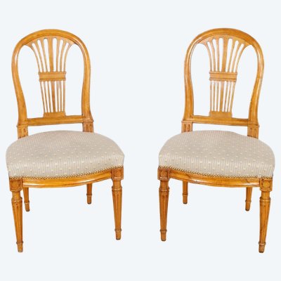 Ein Paar Stühle im Louis-XVI-Stil mit Gerbe-Verzierung aus Nussbaumholz, um 1780