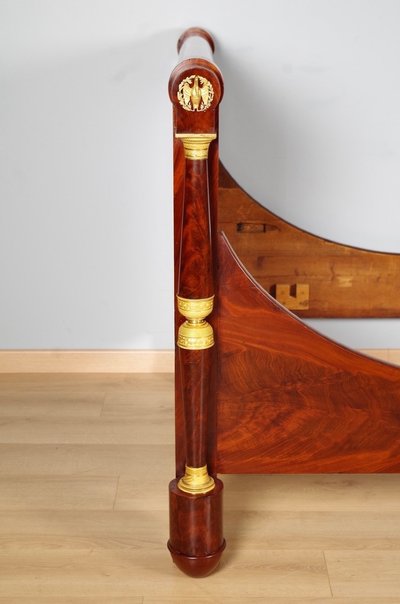 Lit Empire en acajou flammé et bronze doré, vers 1810