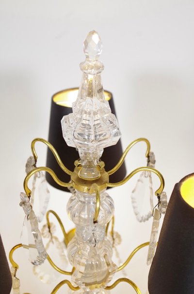 Coppia di lampade a braccio in bronzo e vetro con pendenti, 1950 circa