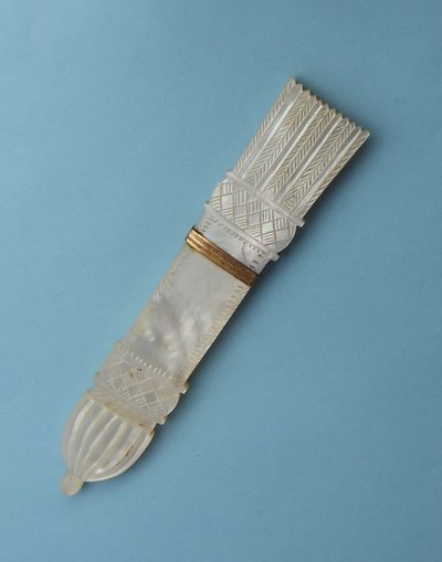 Etui à aiguille en Nacre époque Restauration XIXe Palais Royal nécessaire de couture
