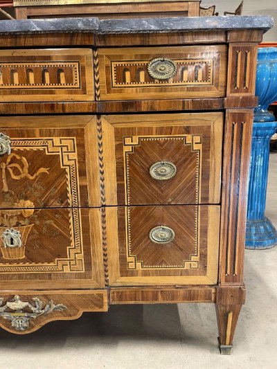 Commode Louis XVI en marqueterie, marbre bleu d'Aspin, fin XVIIIe siècle