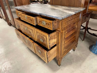 Commode Louis XVI en marqueterie, marbre bleu d'Aspin, fin XVIIIe siècle