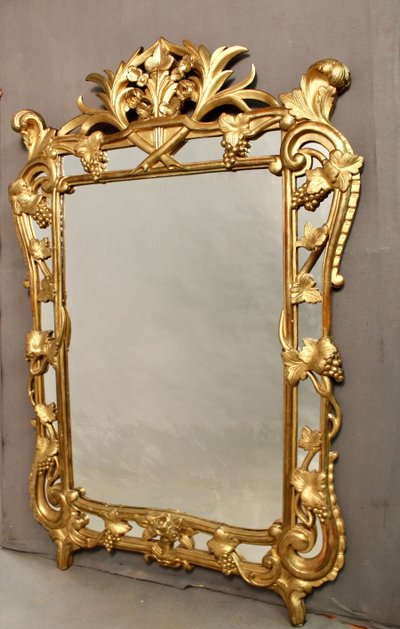 Important mirror with sculpted reserves of grapes