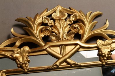 Important mirror with sculpted reserves of grapes