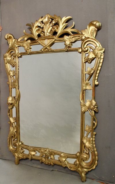 Important mirror with sculpted reserves of grapes