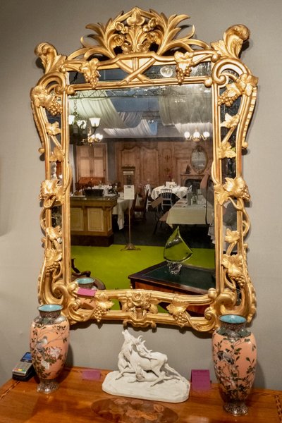 Important mirror with sculpted reserves of grapes