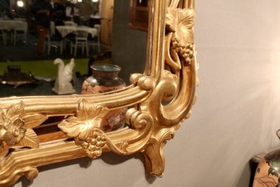 Important mirror with sculpted reserves of grapes