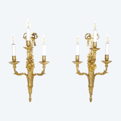 Paire d'appliques Louis XVI en bronze doré à trois feux, vers 1880