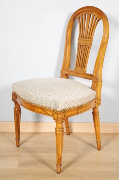 Four Louis XVI chairs with a spindle back, made of walnut, circa 1780