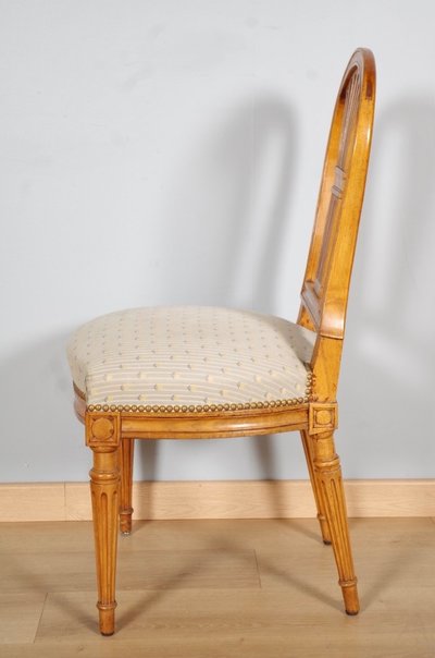 Four Louis XVI chairs with a spindle back, made of walnut, circa 1780