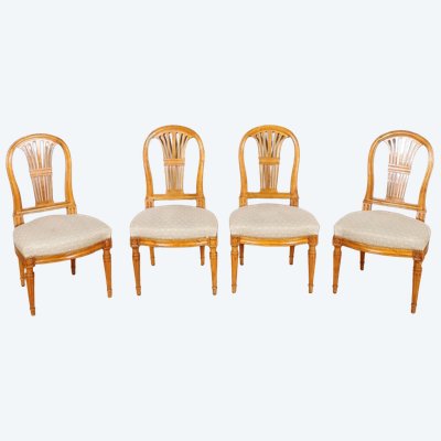 Quatre chaises Louis XVI à la gerbe en noyer, vers 1780