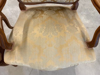 Paire de fauteuils Louis XV en noyer sculpté, vers 1900
