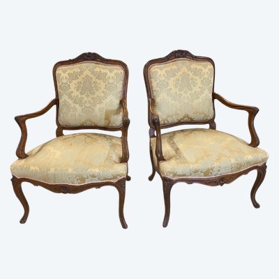 Paire de fauteuils Louis XV en noyer sculpté, vers 1900