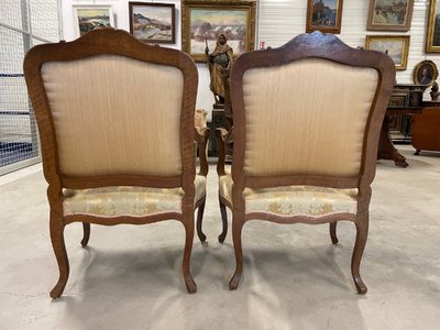 Quatre fauteuils Louis XV en noyer sculpté, vers 1900