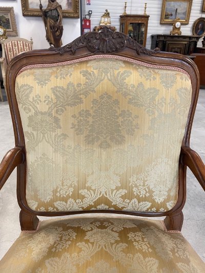 Paire de fauteuils Louis XV en noyer sculpté, vers 1900