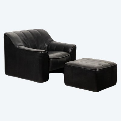 Maison De Sede. Fauteuil et son ottoman en cuir noir. Années 1970 LS48011351B