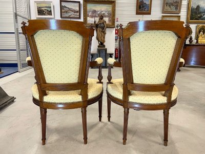 Paire de fauteuils Directoire en noyer sculpté, vers 1900
