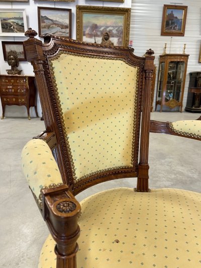 Paire de fauteuils Directoire en noyer sculpté, vers 1900