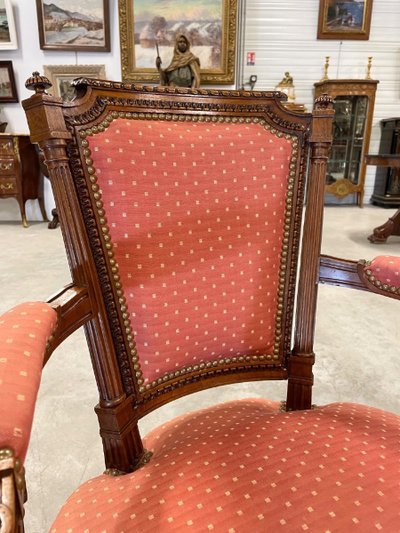 Paire de fauteuils Directoire en noyer sculpté, vers 1900