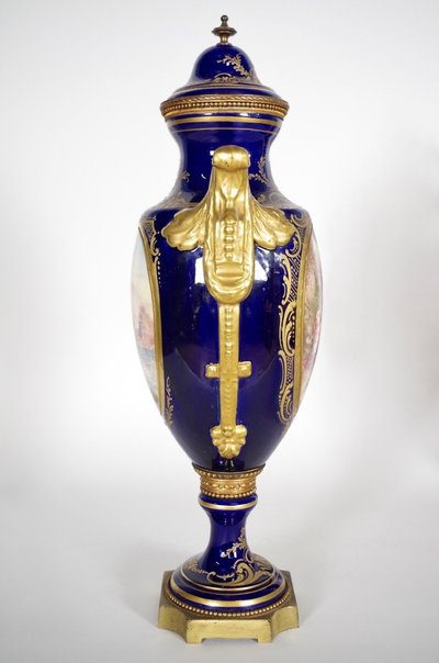 Paire de vases style Sèvres Napoléon III en porcelaine, vers 1880