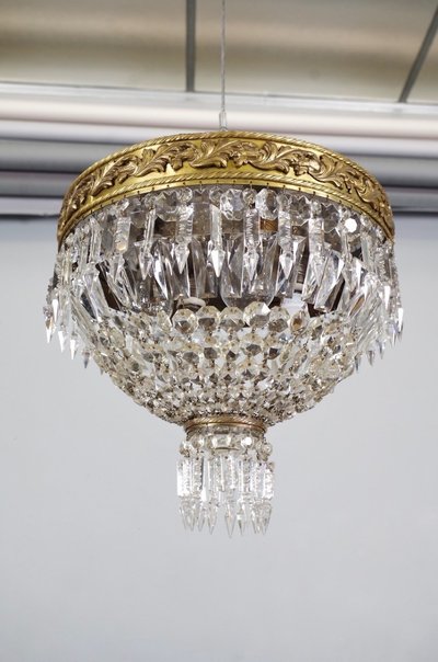 Lampadario in stile Baccarat in bronzo dorato e cristallo, circa 1930.
