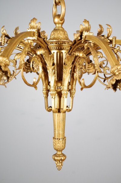 Grande lampadario in bronzo dorato in stile Luigi XVI, 8 luci, circa 1880.